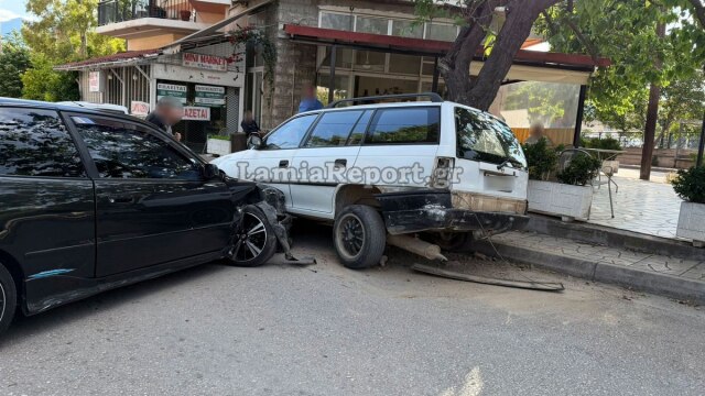 Τροχαίο στη Λαμία: Όχημα παρέσυρε σταθμευμένο αυτοκίνητο, υλικές ζημιές