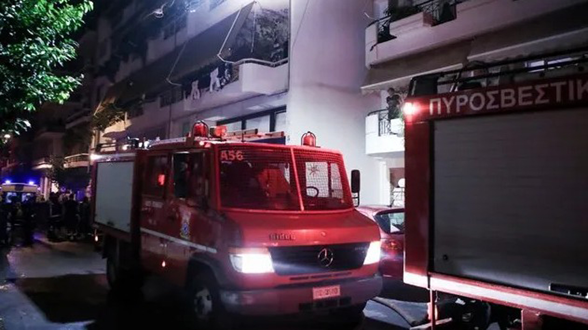 Φωτιά στο Παλαιό Φάληρο: Ισχυρές δυνάμεις της Πυροσβεστικής επιχειρούν σε κατοικία