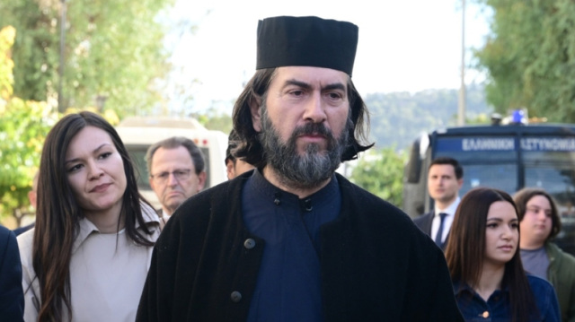 Κεκλεισμένων των θυρών η δίκη πατρός Αντωνίου: Δευτερογενής θυματοποίηση στο επίκεντρο