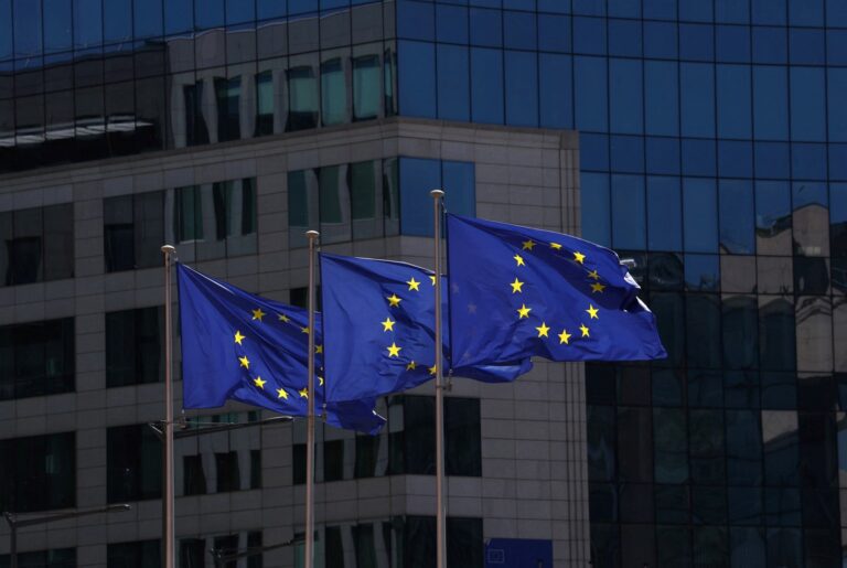 Ευρωβαρόμετρο: Η ΕΕ κερδίζει την εμπιστοσύνη, η Ελλάδα υστερεί
