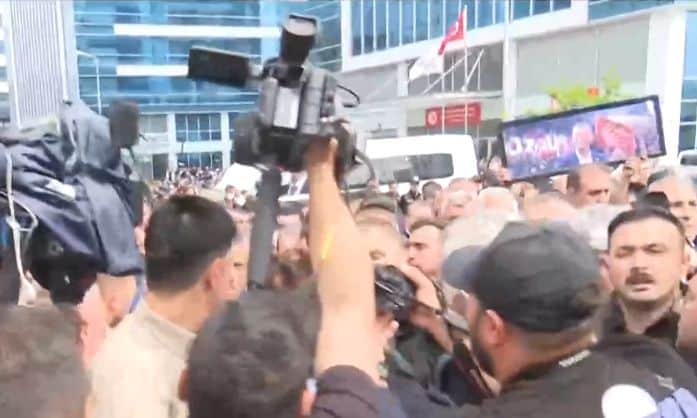 Τουρκία: Επέμβαση αστυνομίας στα κεντρικά του CHP εν μέσω εσωτερικών συγκρούσεων