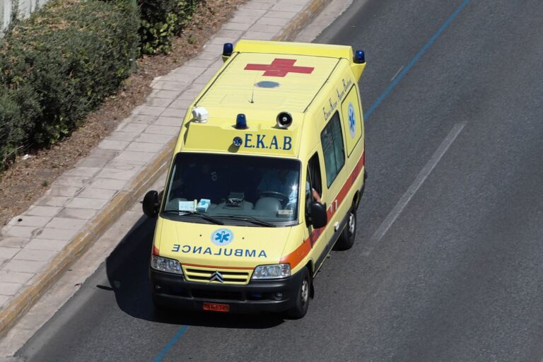 Ανάβυσσος: Άνδρας με τραύμα από μαχαίρι στον δρόμο – Αναζητείται ο δράστης