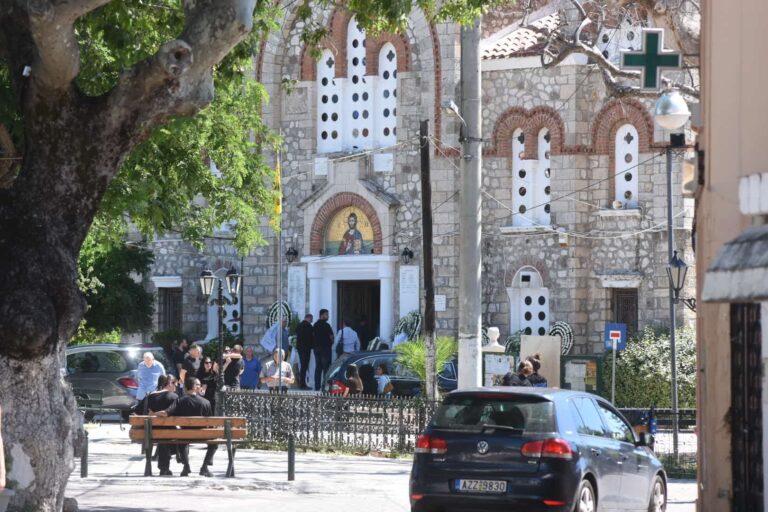 Αίγιο: Θλίψη στην κηδεία 54χρονης και 26χρονου – Ο Ιταλός κατηγορούμενος επιμένει στην αθωότητά του