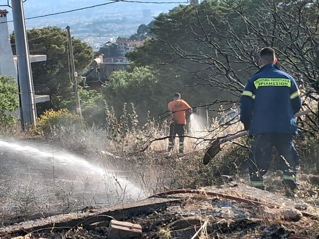 Άμεση κινητοποίηση στα Βριλήσσια: Πυρκαγιά σε ξερά χόρτα στη Νέα Πεντέλη