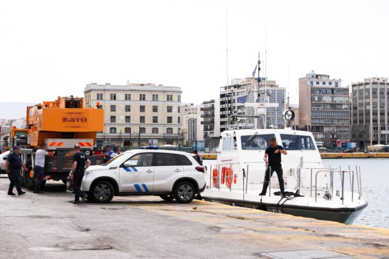 Συναγερμός στον Πειραιά: Αυτοκίνητο βυθίστηκε στη θάλασσα, σε εξέλιξη η επιχείρηση ανάσυρσης