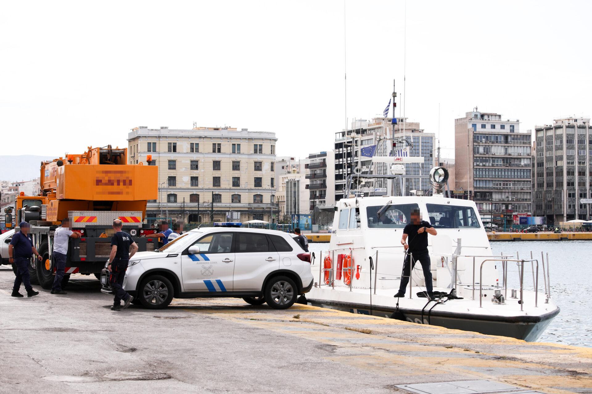 Συναγερμός στον Πειραιά: Αυτοκίνητο βυθίστηκε στη θάλασσα, σε εξέλιξη η επιχείρηση ανάσυρσης