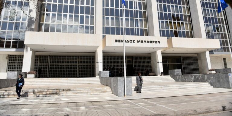 Αρείας Πάγος: Καπνός από υπόγεια προκαλεί ανησυχία – Επιχείρηση της Πυροσβεστικής