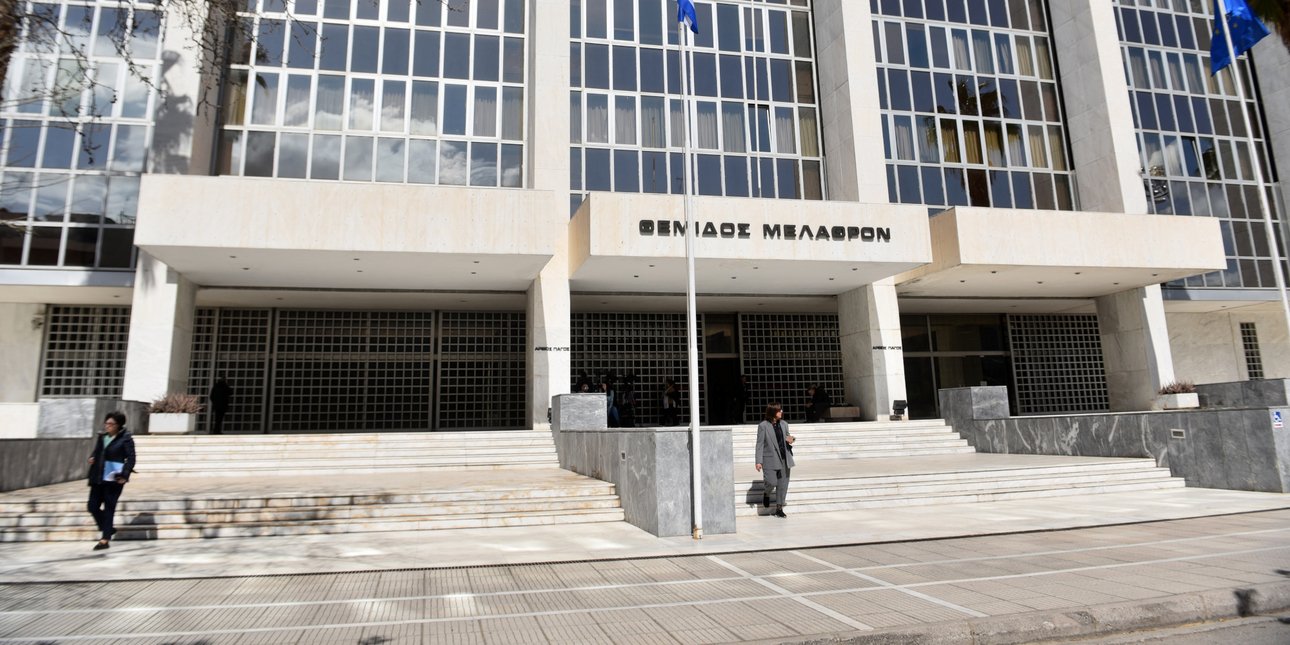 Αρείας Πάγος: Καπνός από υπόγεια προκαλεί ανησυχία – Επιχείρηση της Πυροσβεστικής