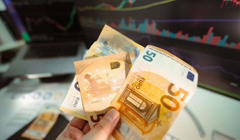 e-ΕΦΚΑ & ΔΥΠΑ: Ποσά και δικαιούχοι – Πότε έρχονται οι πληρωμές 2.5 δισ. ευρώ
