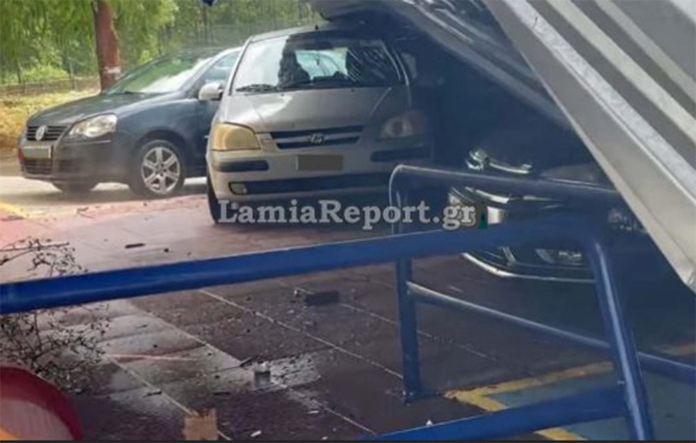 Σφοδρή Κακοκαιρία στη Φθιώτιδα: Στέγη "πέταξε" πάνω σε αυτοκίνητα!