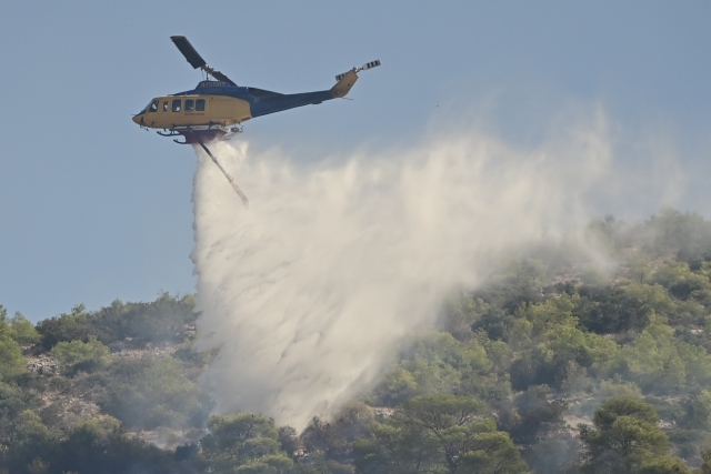Φωτιά σε δάσος Κοζάνης: Επικίνδυνη πυρκαγιά, επιχειρούν πυροσβέστες και ελικόπτερο