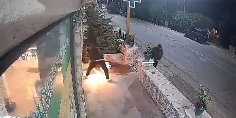 Αρκαδία: Σοκαριστικό βίντεο με εμπρησμό φαρμακείου – Άγνωστοι δράστες μετά τα μεσάνυχτα