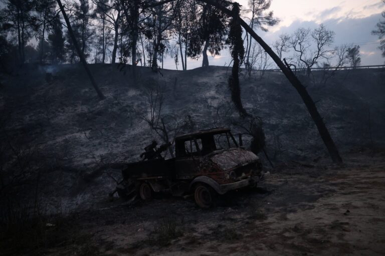 Χαλκιδική: Φωτιά στη Σίβηρη αναστατώνει τον τουρισμό στα Βαλκάνια