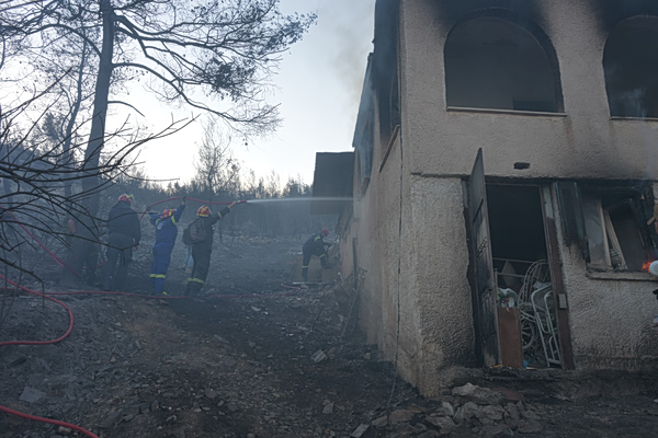 Σαλαμίνα: 22 κτίρια υπέστησαν ζημιές από τις φωτιές – Ολοκληρώθηκαν οι αυτοψίες