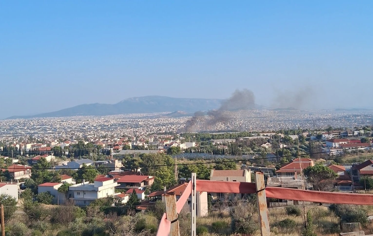 Φωτιά στις Αχαρνές: Συναγερμός 112 κοντά στο στρατόπεδο Καποτά