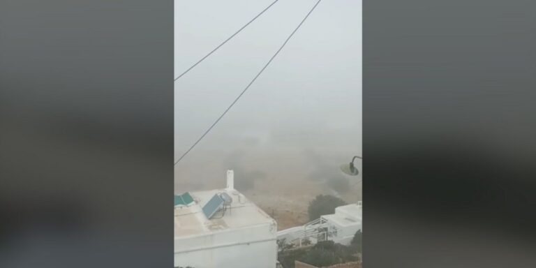 Ομίχλη στις Κυκλάδες: Απόκοσμες εικόνες "κατάπιαν" τα νησιά – Δυσκολίες στις θαλάσσιες συγκοινωνίες