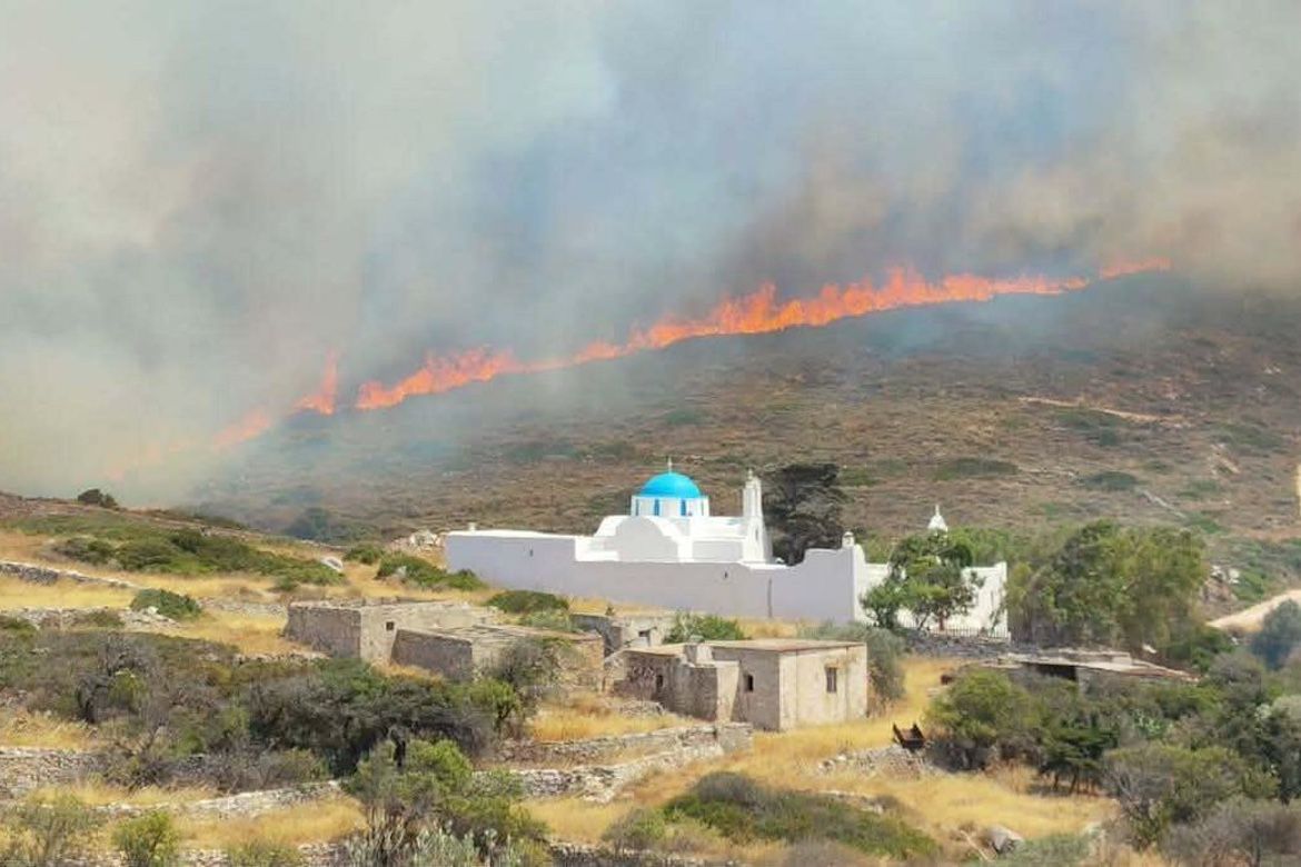 Πυρκαγιά στην Πάρο: Η φωτιά ξεκίνησε από τα σκουπίδια, όχι από το δάσος