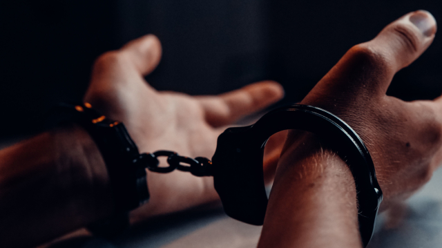 Σύλληψη 17χρονου για ληστεία χρυσής αλυσίδας στην Αθήνα – Σύνδεσμος με νέα παρέα