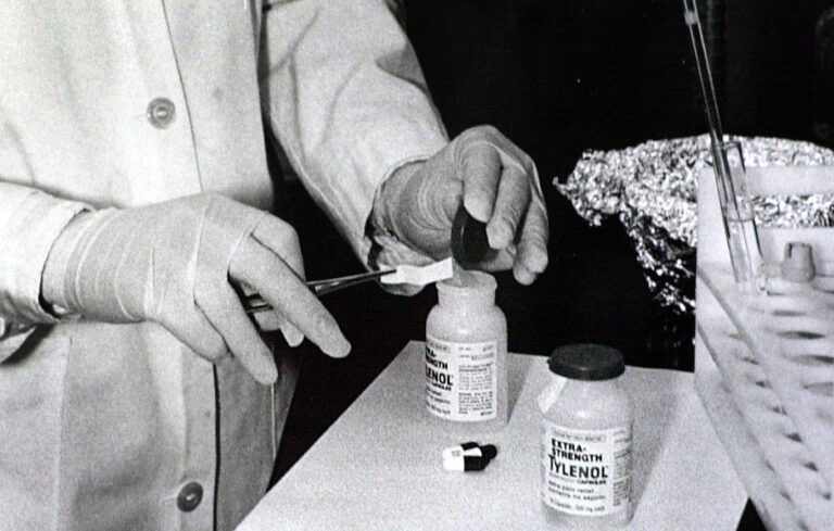 Tylenol Murders: Το θανάσιμο παιχνίδι με παυσίπονο που άλλαξε τα φάρμακα