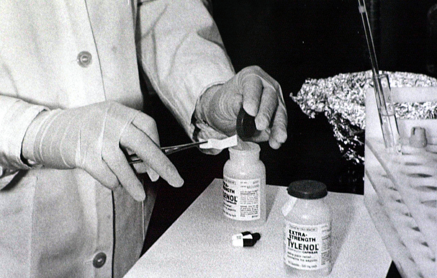 Tylenol Murders: Το θανάσιμο παιχνίδι με παυσίπονο που άλλαξε τα φάρμακα