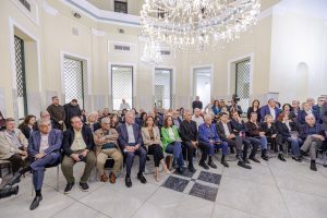 «Χνάρια, μορφές κι απόηχοι»: Ο Γιάννης Μίχας σε μια εικαστική κατάθεση για τον Πειραιά