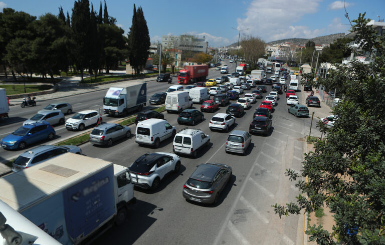 Λεωφόρος Αθηνών: Φορτηγό εκτός δρόμου προκαλεί χάος στα Χαϊδάρια