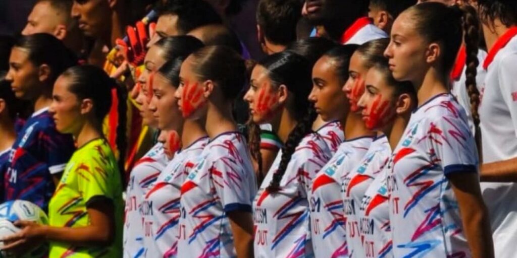 Κόκκινες Παλάμες Ποδοσφαίρου: Η Λέτσε Σηκώνει τη Φωνή για τη Λορένα και την Καταπολέμηση της Βίας κατά των Γυναικών