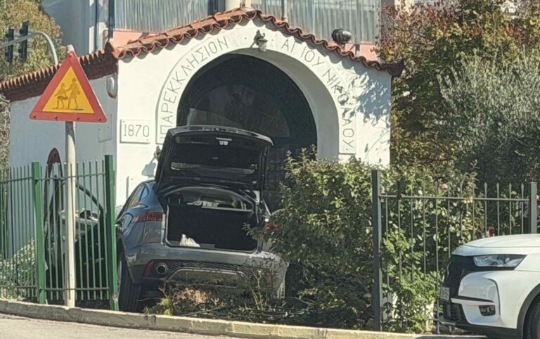 Γλυφάδα: Όχημα εισήλθε στον προαύλιο χώρο του Ιερού Ναού Αγίου Νικολάου