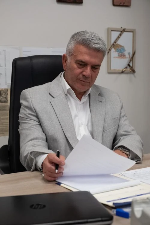 Αφήστε τους εργαζόμενους μακριά από τις πολιτικές αντιπαραθέσεις.