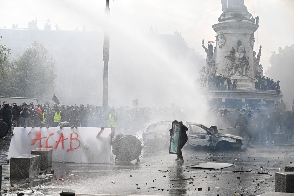 Γαλλία: Πολιτική κρίση και κοινωνική οργή – Σκιές αλληλοκατηγοριών