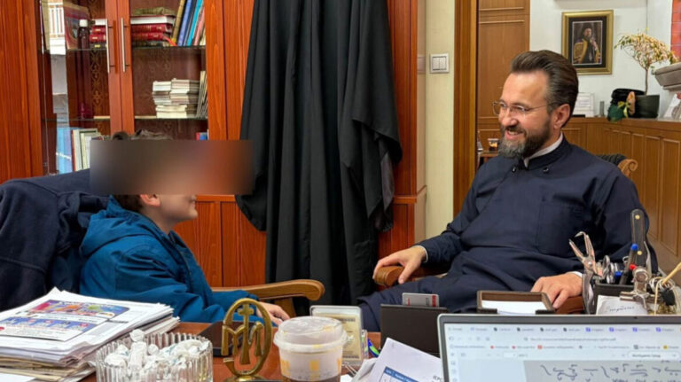 9χρονος Κωνσταντίνος: Η ιστορία πίσω από το παραμύθι που χάρισε σε ιερέα