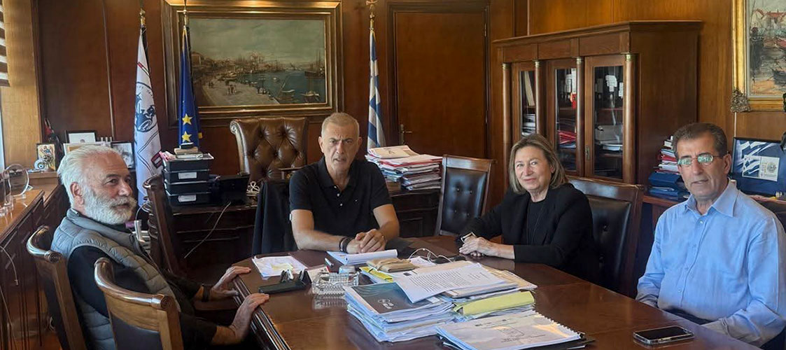 Συνάντηση του Δημάρχου Πειραιά Γιάννη Μώραλη με την πρώην Νομάρχη Ηρακλείου και υποψήφια Πρόεδρο της Παγκρητίου Ενώσεως Αττικής Ευαγγελία Σχοιναράκη