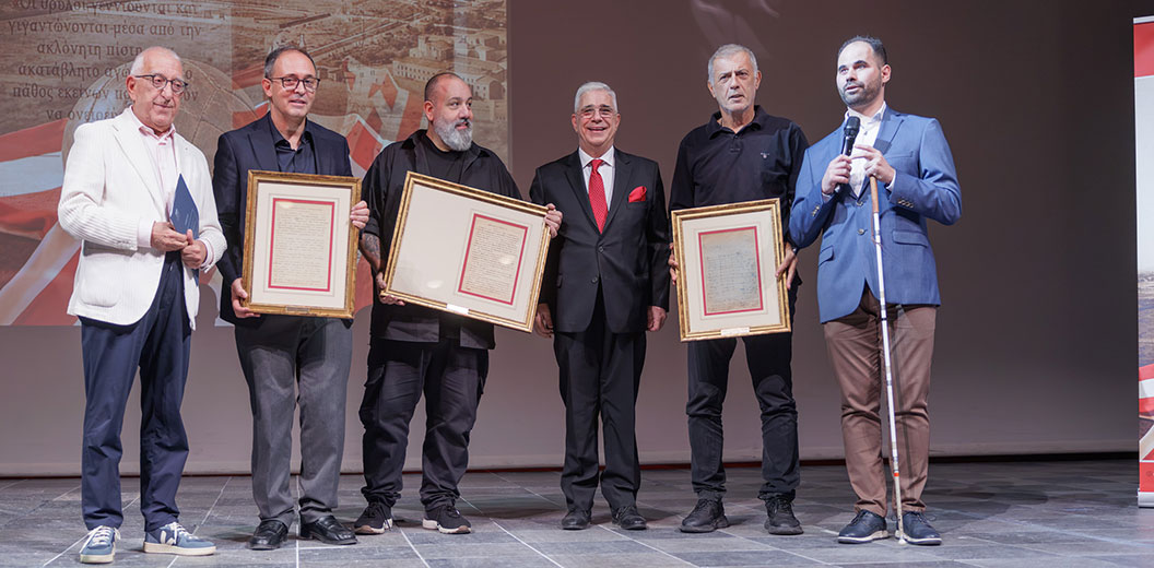 Ο Δήμαρχος Πειραιά Γιάννης Μώραλης στην παρουσίαση του βιβλίου «Η Γέννηση ενός Θρύλου» του Νίκου Γαβαλά στο Δημοτικό Θέατρο